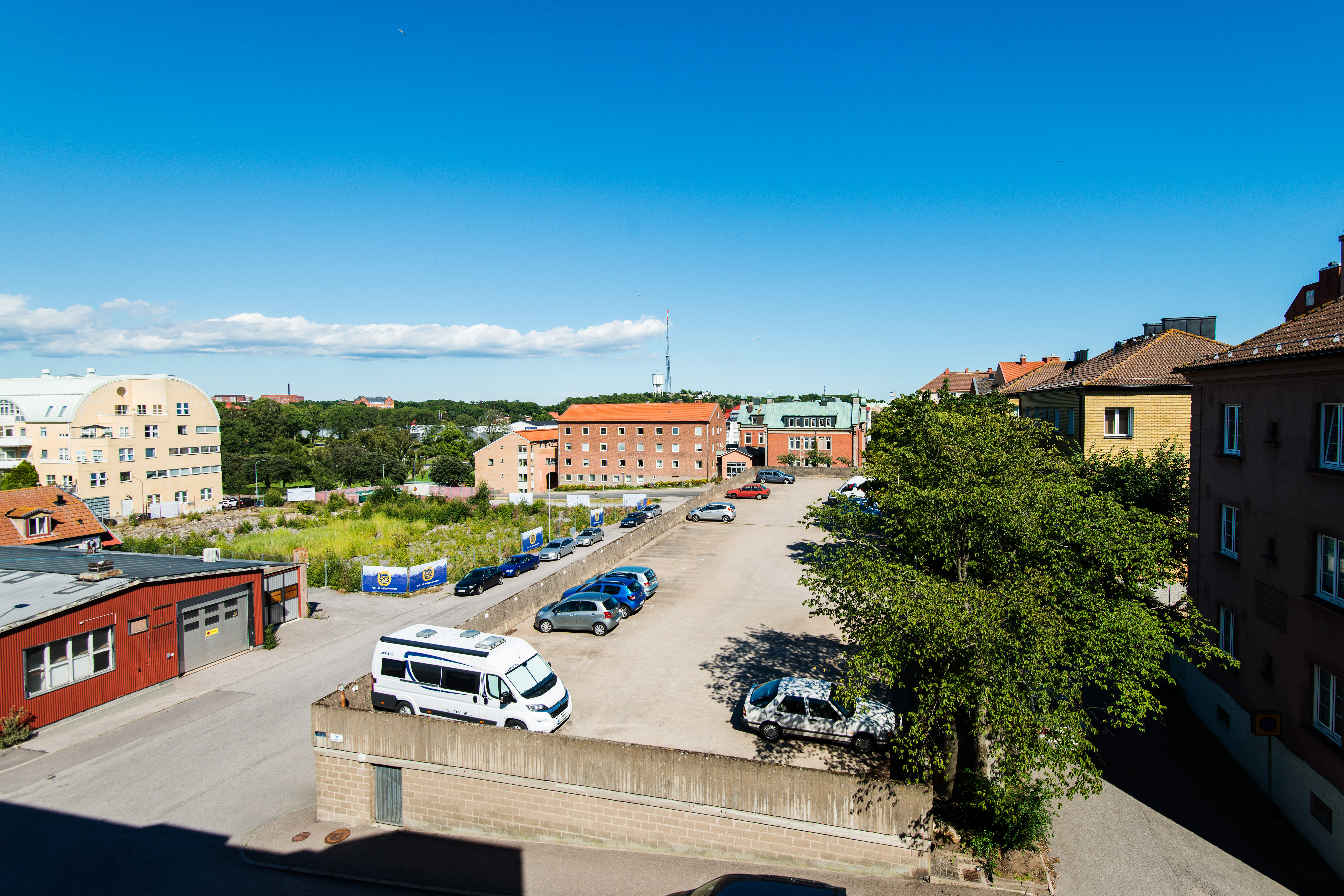 Det tidigare parkeringsgaraget där det nu byggs moderna hyresrätter.